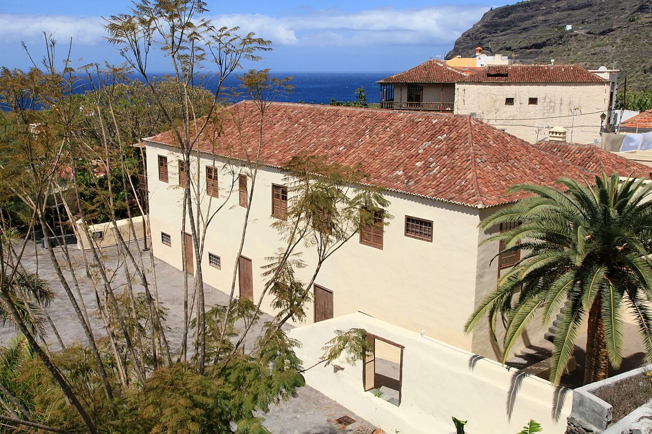 Canarian house with a wooden balcony and tiled roof in Tazacorte